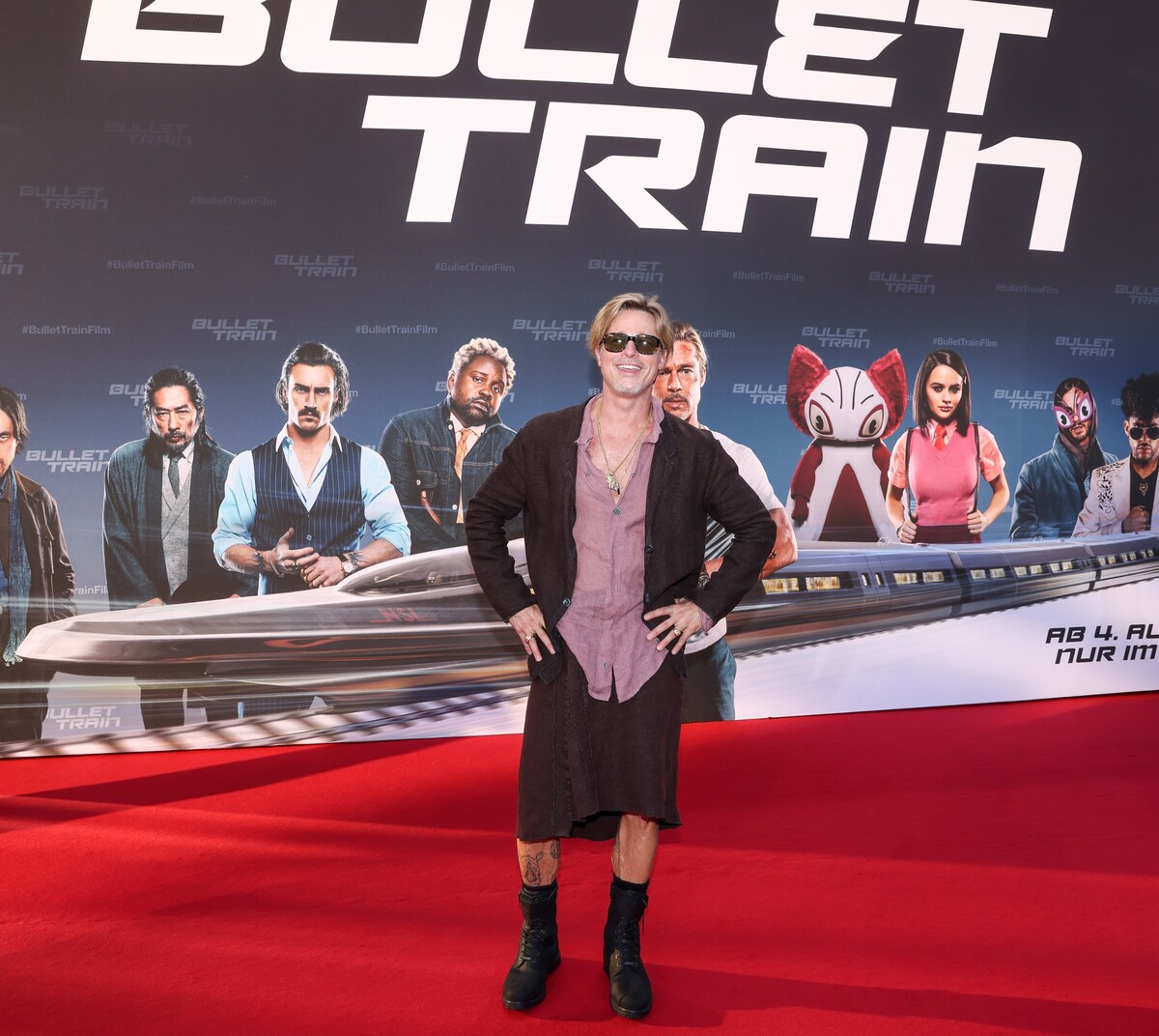 Brad Pitt sa ukázal v sukni na premiére svojho nového filmu.