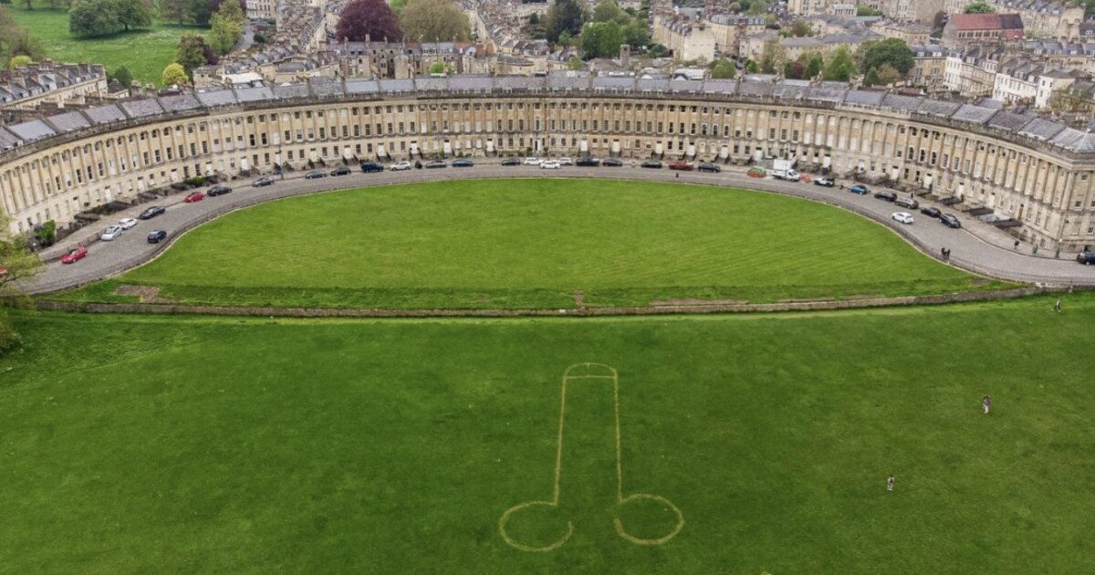Foto: Na slavném dokonalém trávníku se objevil obří penis, míří na korunovační večírek Karla III.