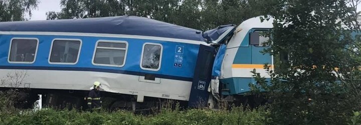 Na Domažlicku se srazily dva vlaky. Tři lidé přišli o život, na místě jsou čtyři těžce zranění
