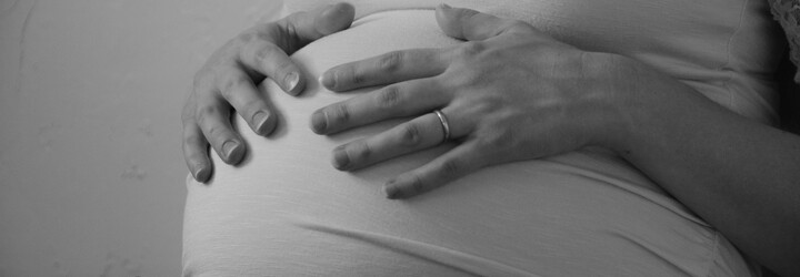Riziko poporodní deprese vzniká až u čtvrtiny žen v Česku. Popisujeme, proč k nim dochází a kam se obrátit