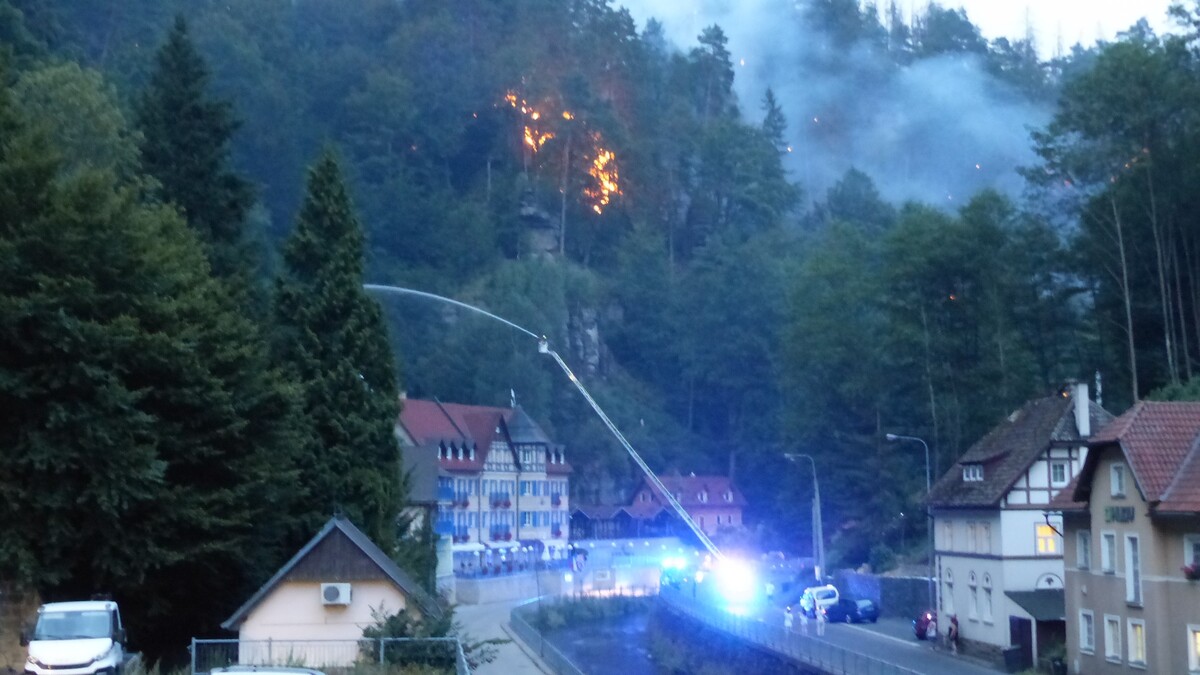 V noci na pondělí se hasiči zaměřili na bezprostřední ochranu obcí Hřensko, Mezná, Mezní Louka a Janov. Bohužel z Mezné se museli stáhnout.