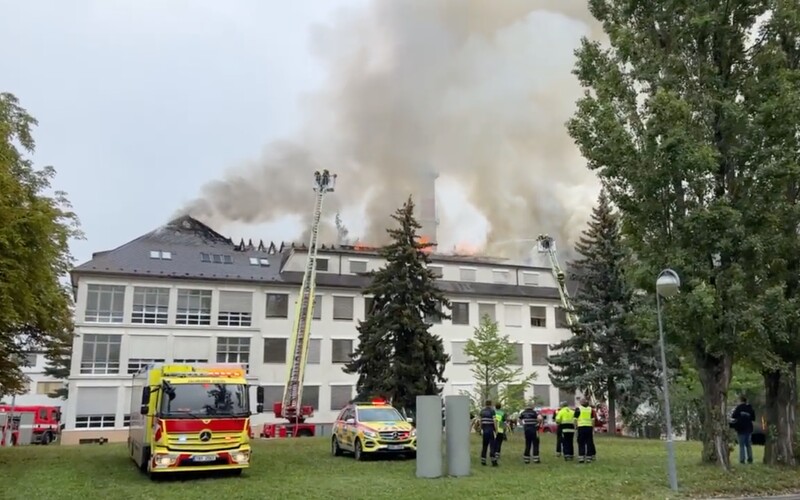 VIDEO: V Praze hořela Ústřední vojenská nemocnice. (Aktualizováno)