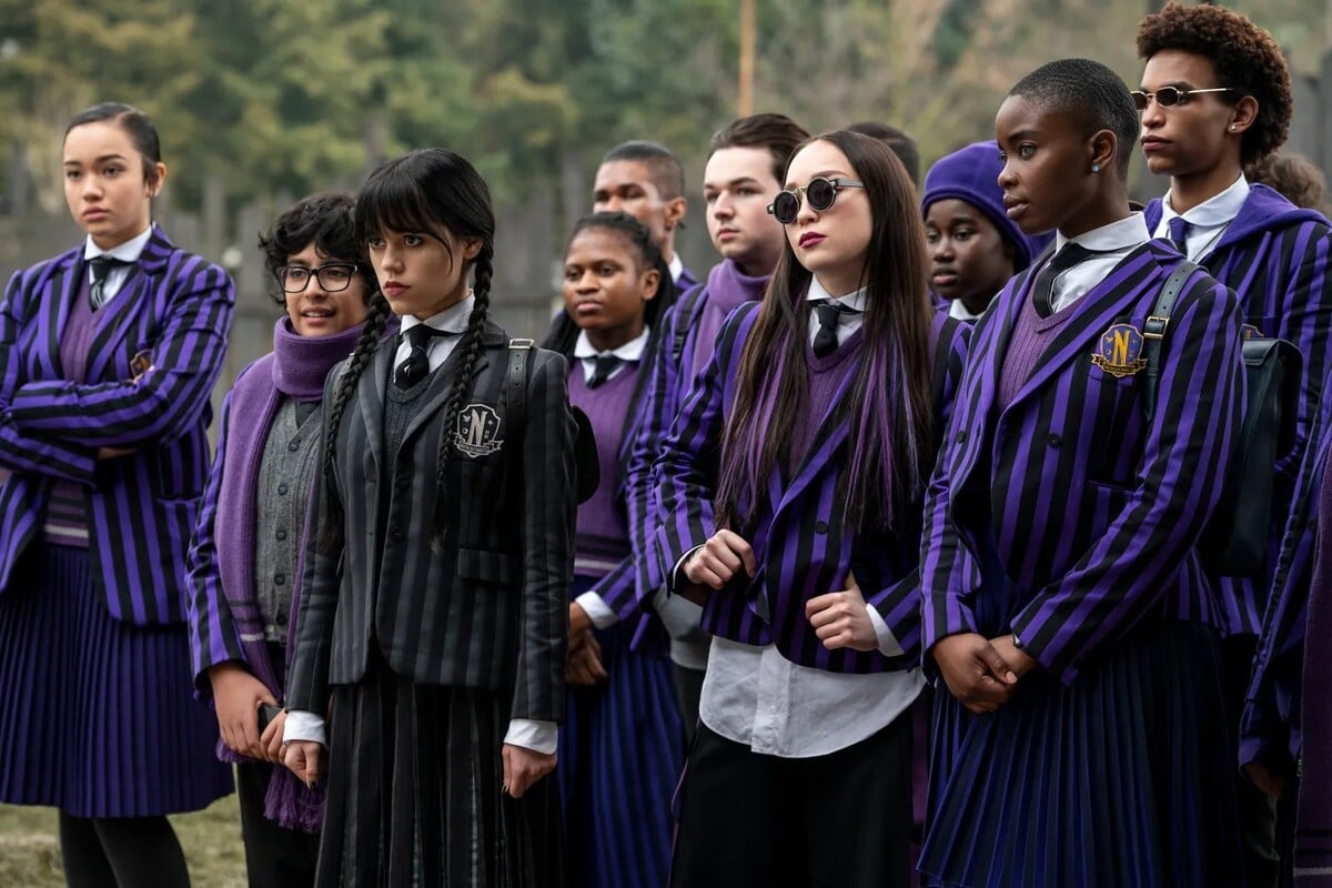 Wednesday sa v prvej epizóde seriálu ocitne v akadémii Nevermore, ktorá je plná magických bytostí.