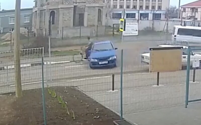 VIDEO: 12-ročný chlapec, ktorého otec učil šoférovať, zrazil dôchodcu na bicykli. Cez cestu preletel v drifte.