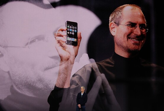 Kdy se na trhu poprvé objevil přelomový iPhone?
