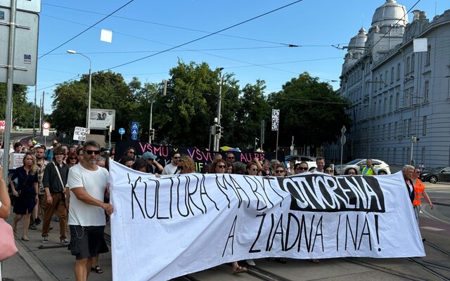 GALÉRIA: Protest na obranu kultúry podporilo viac ako 9-tisíc ľudí v Bratislave. Pauhofová, Stanke a ďalší priniesli transparent