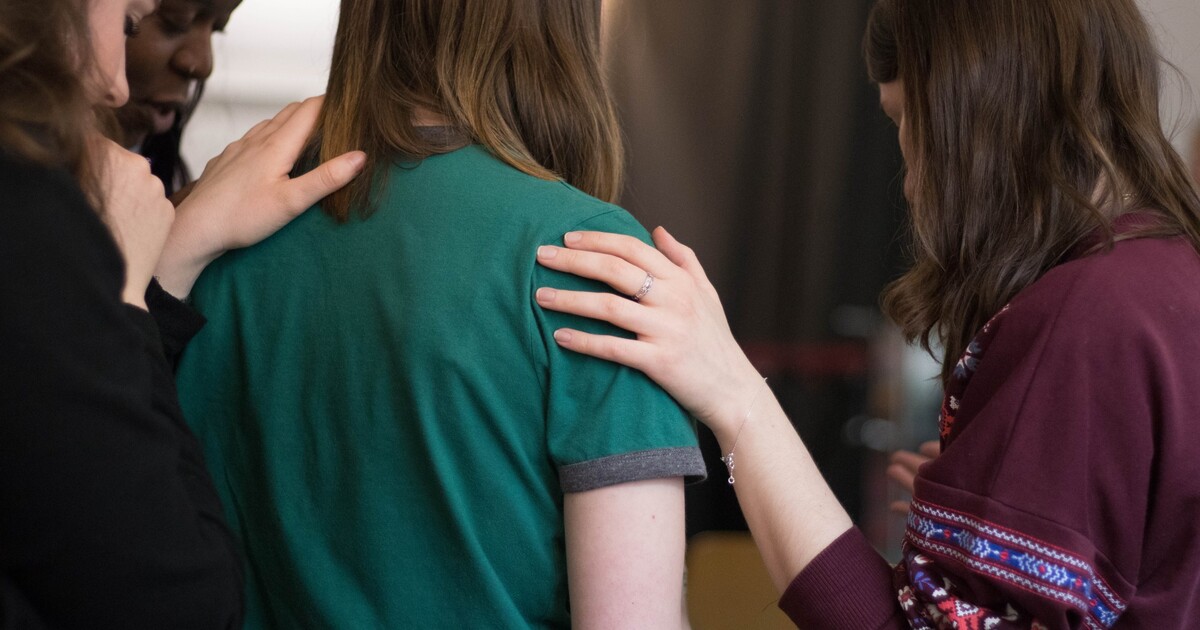 POZOR: Nebezpečná sekta v českých ulicích láká mladé věřící, může tě oslovit i online. Takto poznáš její náborové taktiky