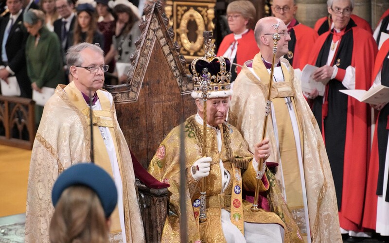 Obrazem: Takto probíhala korunovace Karla III. Podívej se na snímky ze slavnostního obřadu.