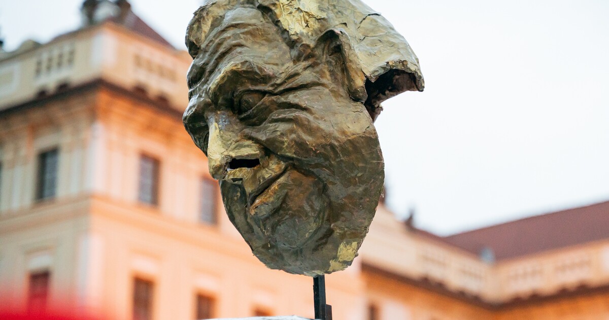 „Vyhazujeme buranství, aroganci a Jiřího Ovčáčka.“ Satirici z Hradu vynášeli „Zemanu“