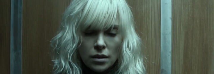 Sexy Charlize Theron vyšetruje ako tajná agentka vraždu svojho kolegu v thrilleri od režiséra Johna Wicka