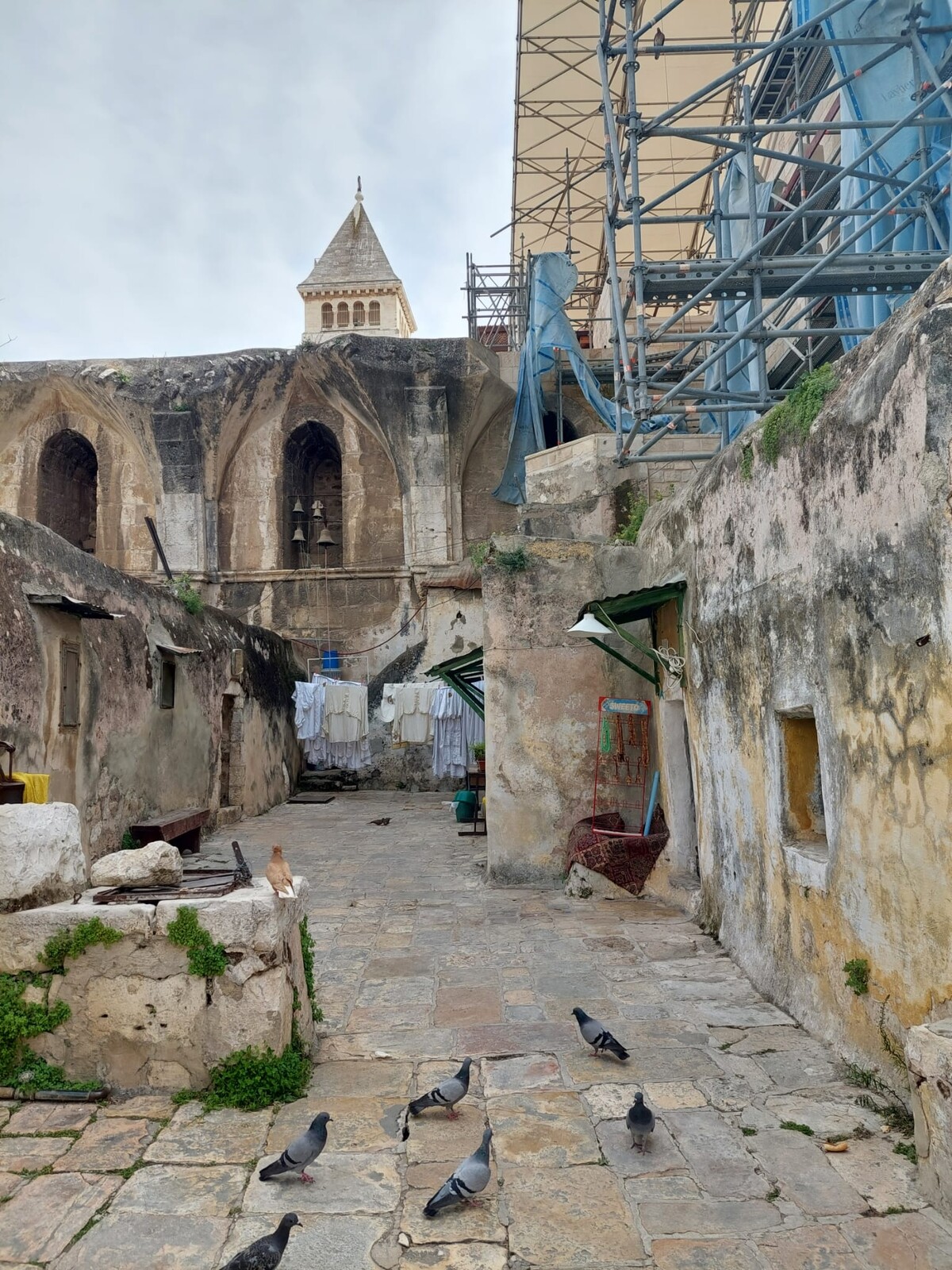 Staré mesto v Jeruzaleme je ohraničené múrmi a nachádzajú sa v ňom posvätné miesta. 