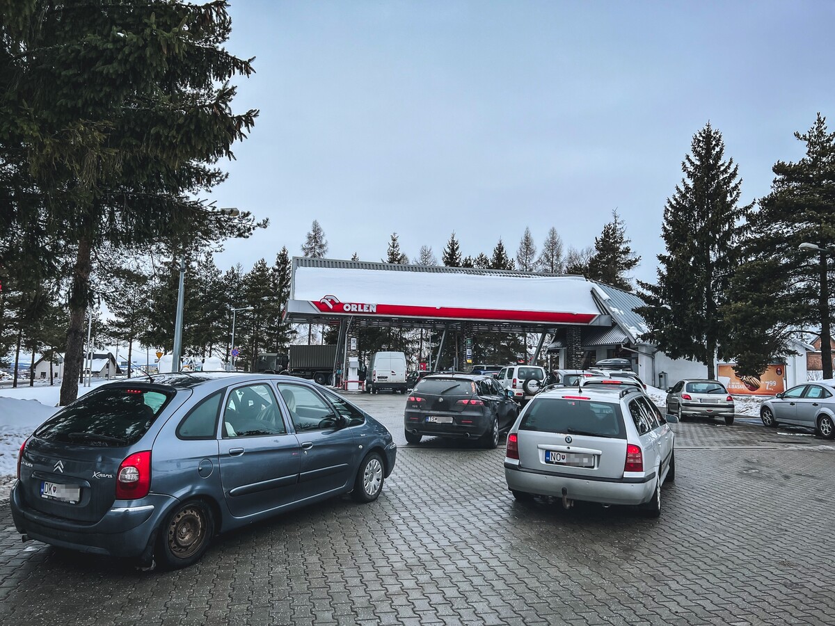 Dlhé rady áut čakajúcich na tankovanie v poľskej Jablonke. Väčšina mala slovenské značky.