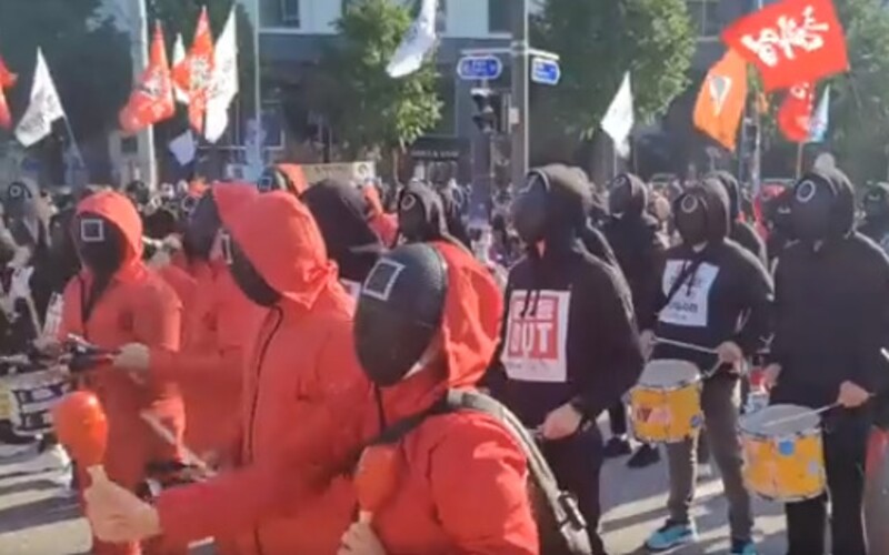 V Jižní Koreji protestovaly tisíce lidí v kostýmech ze seriálu Squid Game. Chtějí lepší pracovní podmínky a zvýšení minimální mzdy.