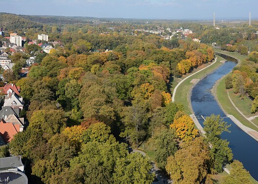 Víš, v srdci kterého města leží park Komenského sady? Napovíme, že se nachází u břehu řeky, jež nese podobný název jako samotné město.