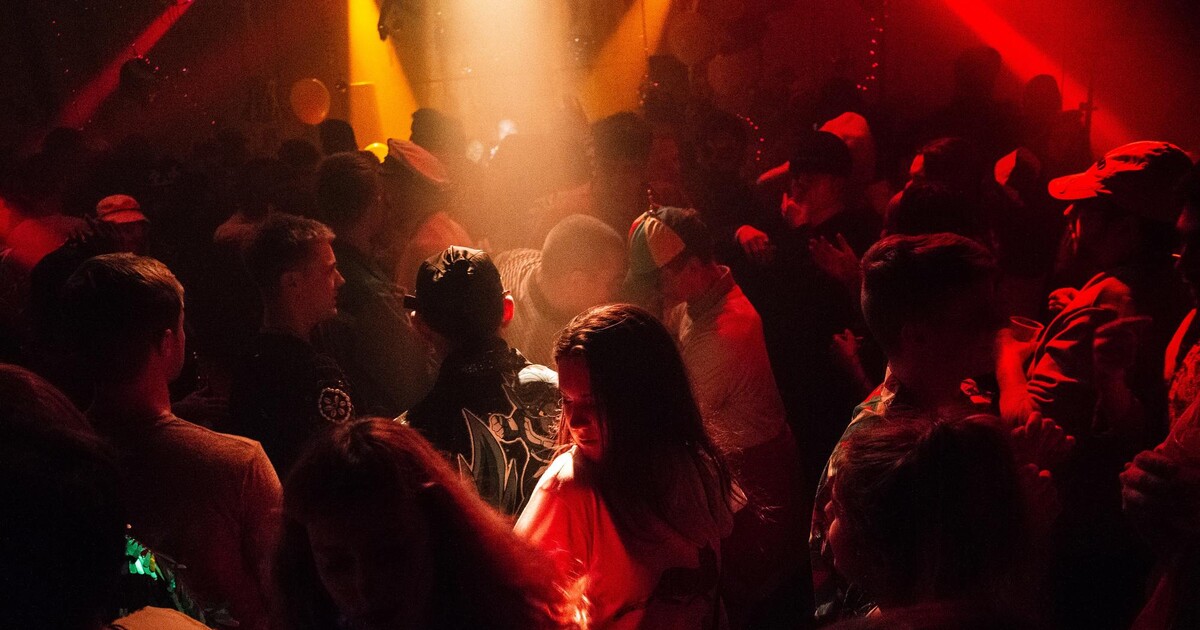 Před klubem na pražské Štvanici došlo v noci k napadení. Jeden člověk zemřel