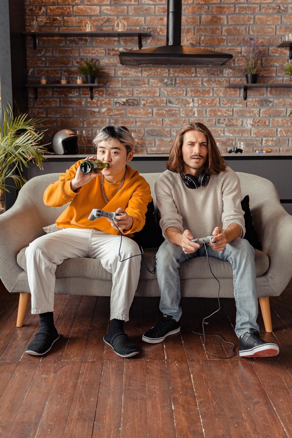 dvaja muži hrajú videohru
