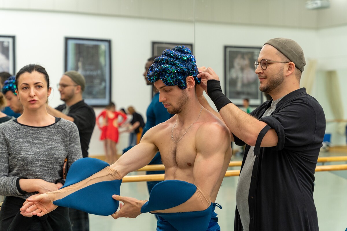 Martin Hrča (vpravo) upravuje kostým tanečníka v rámci choreografie Icarus. Pánsky kostým má znázorňovať deformované telo.