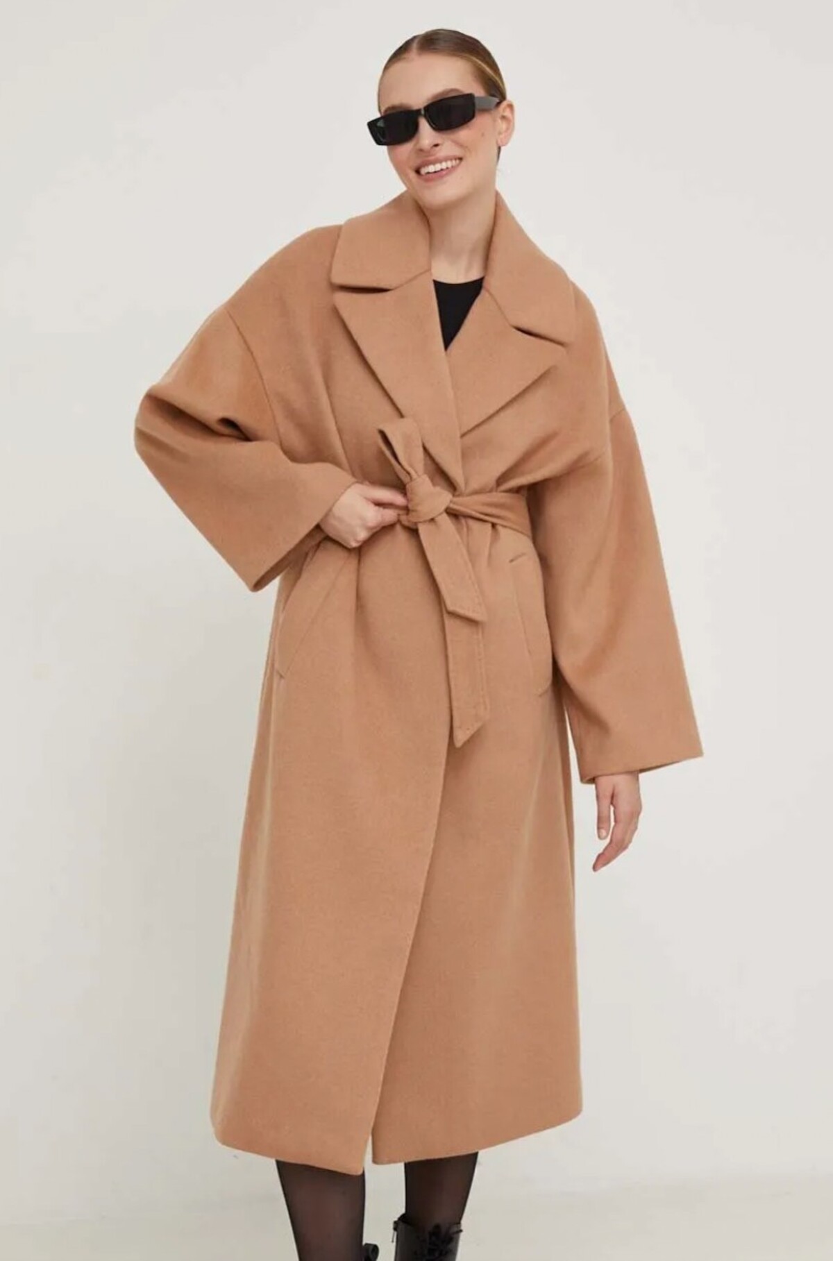 Tento vlnený kabát od značky Answear Lab ťa zaujme hnedou farbou, oversize strihom a opaskom, ktorý mu dodáva lákavú asymetriu. Konkrétny model na fotke kúpiš za 83,90 eura.