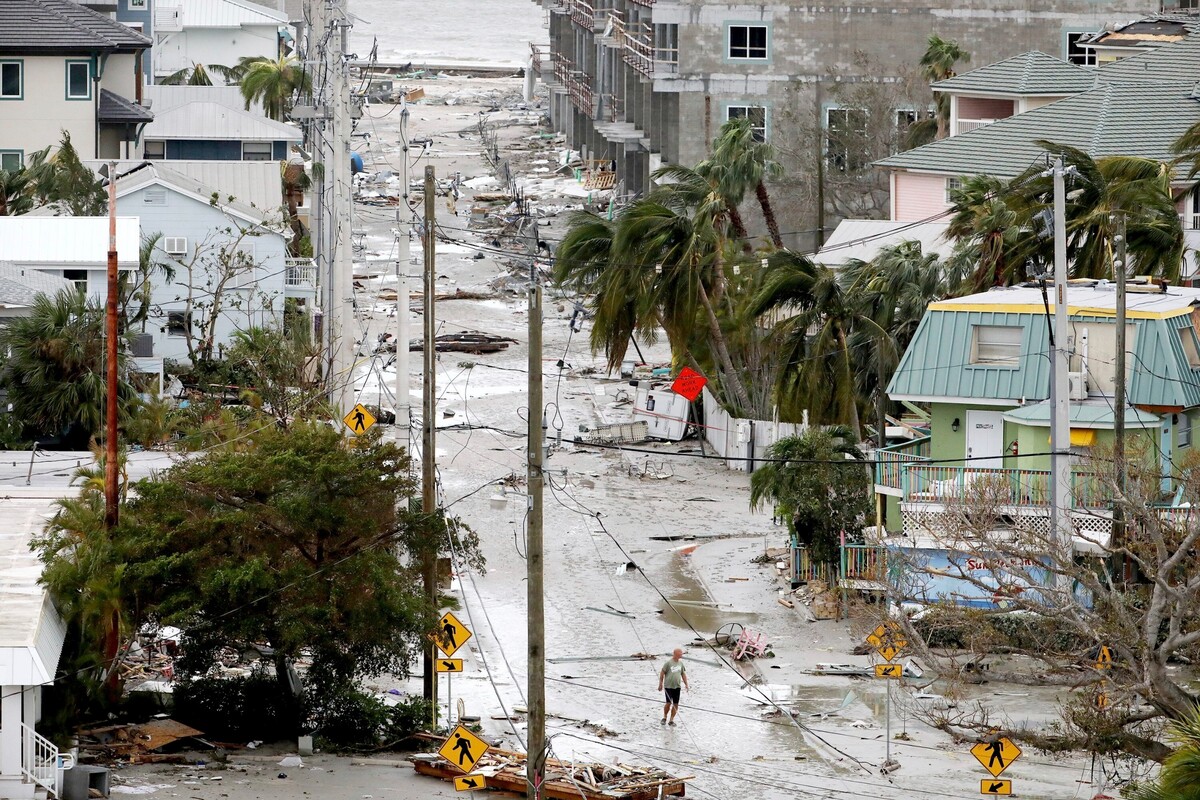 Ulice města Fort Myers posetá troskami zničených domů.