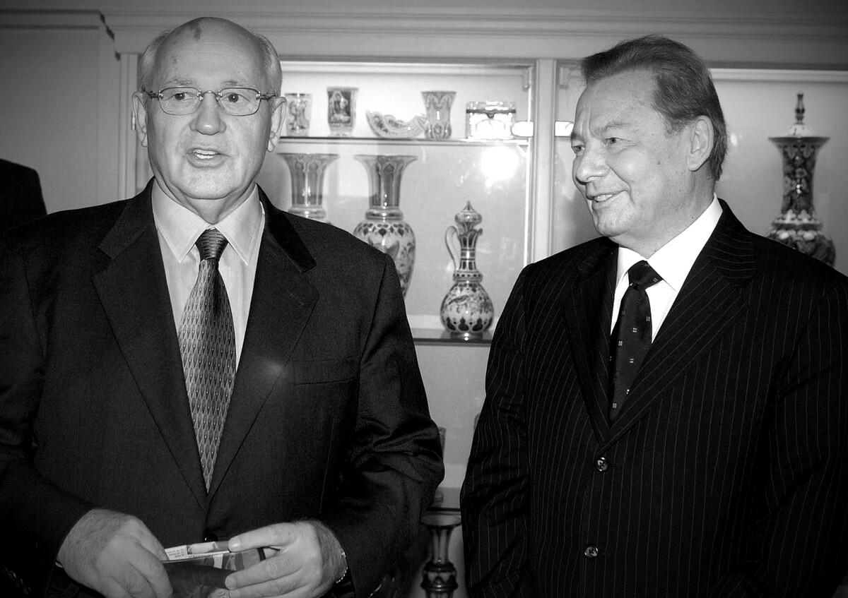 Prezident SR Rudolf Schuster (vpravo) sa stretol 1. októbra 2002 na pracovných raňajkách v hoteli Wilder Mann v meste Passau s bývalým prezidentom Sovietskeho zväzu Michailom Gorbačovom. Prezident SR je na dvojdňovej pracovnej návšteve v nemeckom meste Passau.