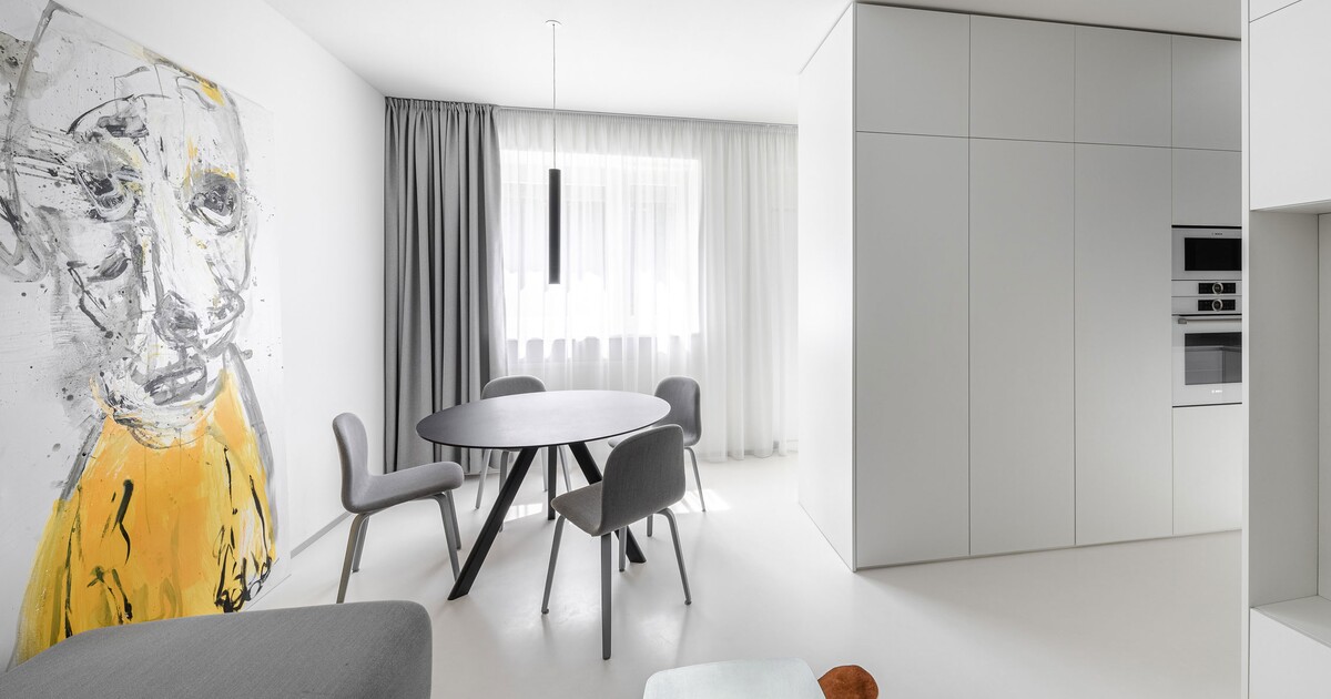 FOTO: Takto vypadá interiér domu nadšenců do streetwearu, rapu a moderního umění. Bratislavskému bydlení dominují čisté linie