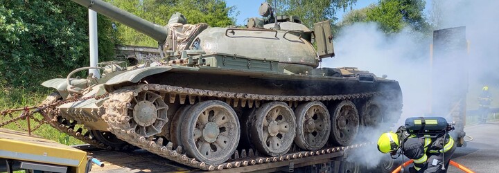 Hořící nákladní vůz, převážející historický tank, blokuje Pražský okruh