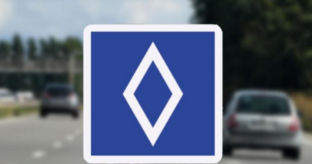 Modrá značka s bílým kosočtvercem mate řidiče na silnicích. Její porušení se trestá pokutou