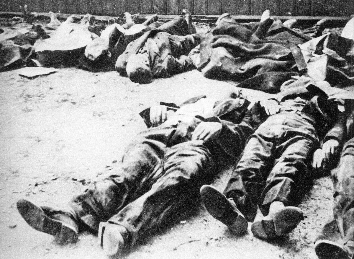 Poľskí civilisti, ktorých zabili nacisti počas povstania vo Varšave z roku 1944.