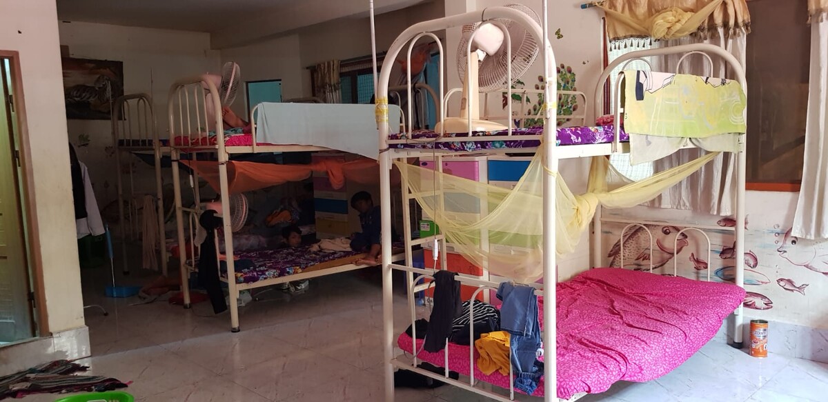 Typický dětský pokoj v sirotčinci. Moskytiéry jsou nezbytným vybavením každého z nich.