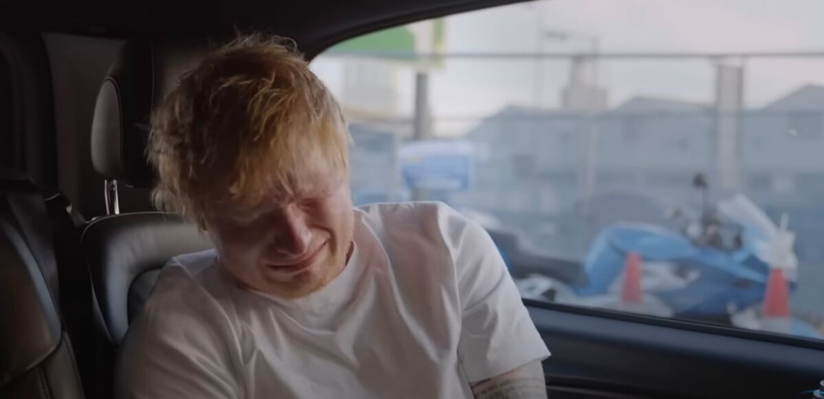Ed Sheeran sa v dokumente The Sum of It All neubránil slzám. Spevák porozprával o najťažšom období svojho života, keď stratil najlepšieho priateľa a manželka dostala rakovinu.
