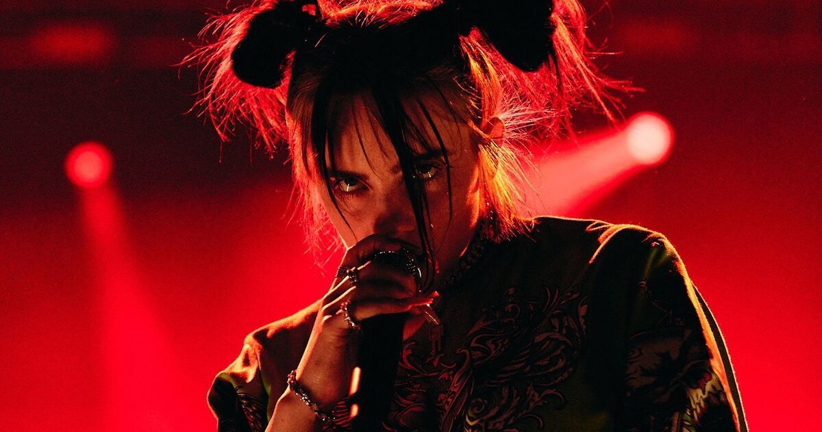 VIDEO: Billie Eilish trefil do obličeje během koncertu náramek. Neházejte nic na stage, prosí fanoušky
