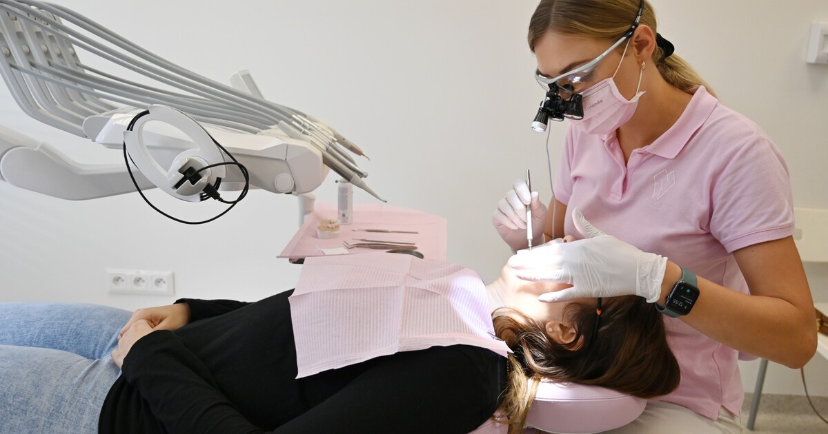 Česká policie odhalila falešnou zubní kliniku. Předstírali, že jsou doktoři, ale znalosti čerpali z internetu