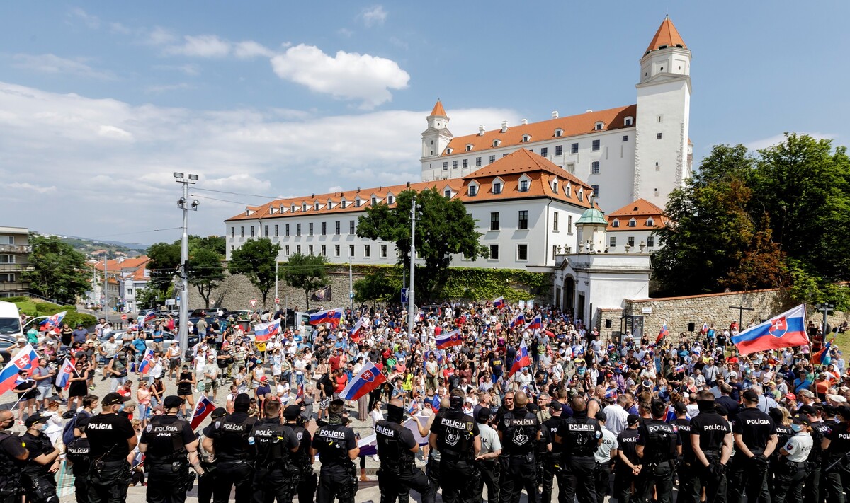 Demonštranti pred NR SR.