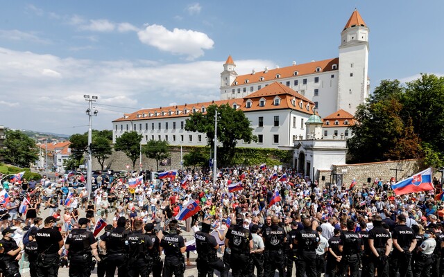 AKTUALIZOVANÉ: Pred parlamentom pribudli ďalší demonštrujúci, odmietajú očkovanie a žiadajú demisiu vlády