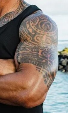 Ktorý hollywoodsky svalovec má takéto tetovanie?