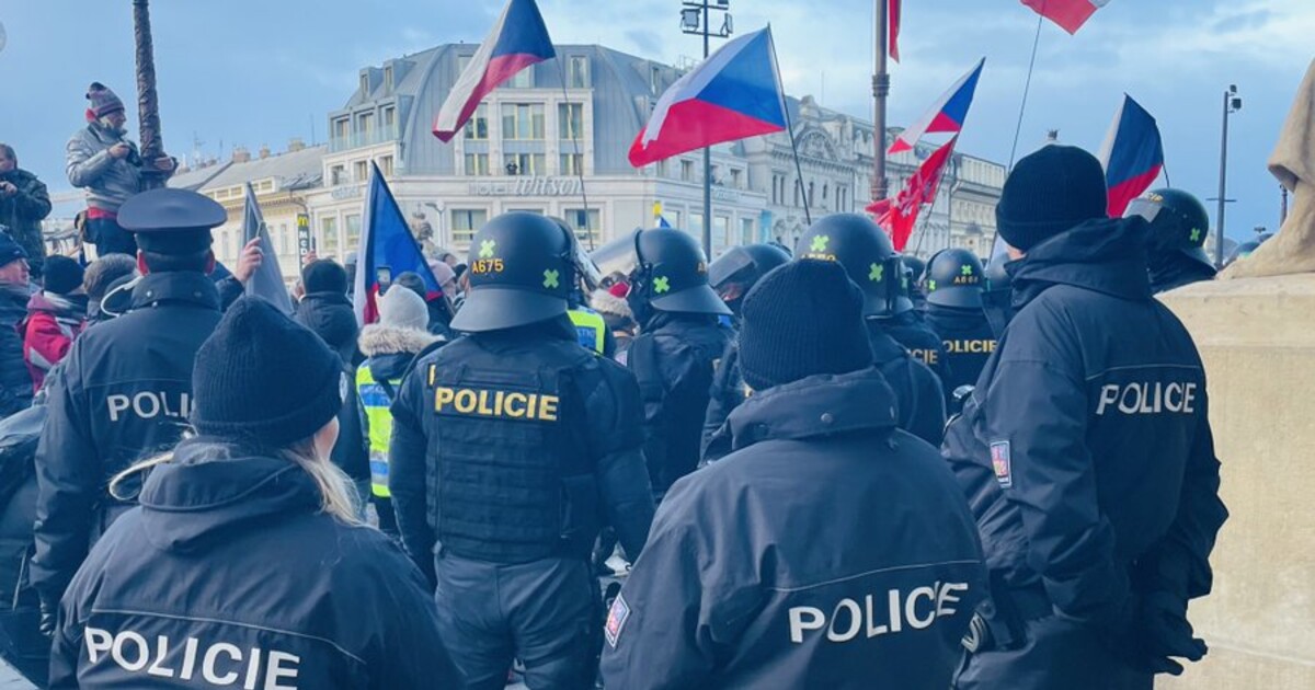 Policie na demonstraci v Praze zadržela 18 lidí. Pokusili se vniknout do Národního muzea