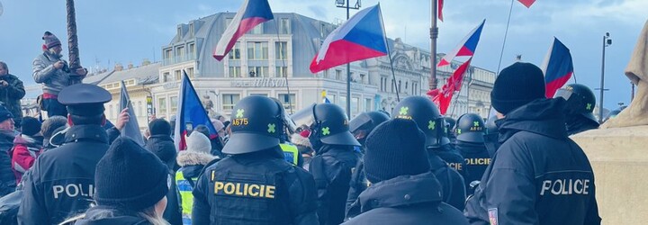 Policie zadržela 18 lidí na demonstraci v Praze. Pokusili se vniknout do Národního muzea