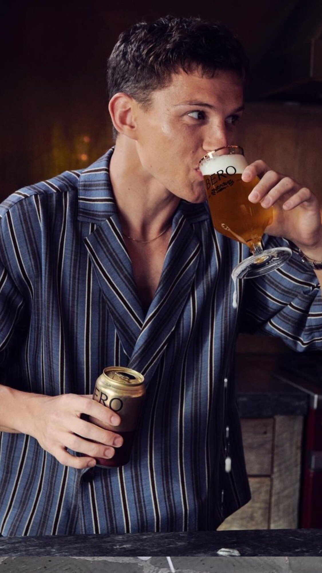 Tom Holland dva roky nepil alkohol. Abstinenciu oslávil vlastnou značkou nealko piva