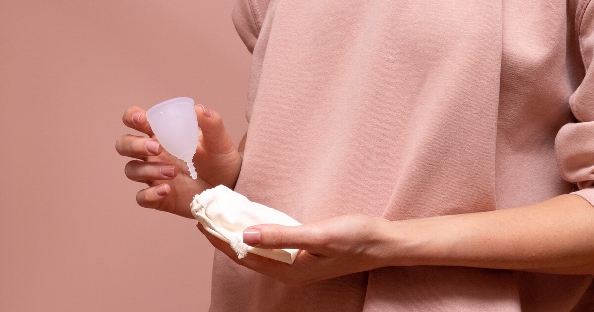 Menstruační potřeby míří do českých škol. Budou zdarma a na všech toaletách