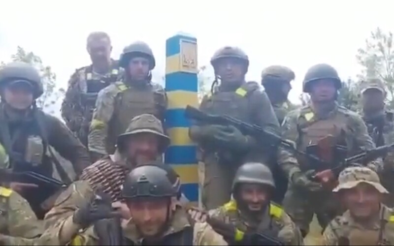 VIDEO: Ukrajinci vytlačili Rusov pri Charkove až na hranicu. „Došli sme sem, pán prezident, sme tu, sme na hraniciach,“ hlásia.