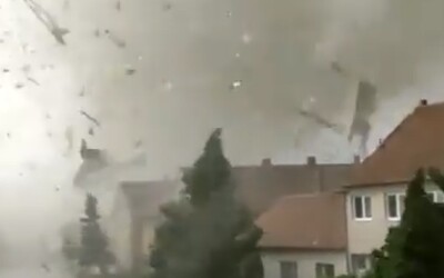 VIDEO: Muž nakrúcal tornádo na Morave aj v čase, keď ničilo jeho vlastný dom.