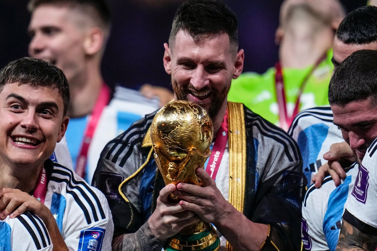 Náš přehled asi nemůžeme otevřít ničím jiným. Fotbalista Lionel Messi si díky výhře Argentiny na Mistrovství světa ve fotbale 2022 v Kataru splnil sen a zapsal se do historie tohoto sportu. Messi, který je mnohými považován za nejlepšího fotbalistu světa, přidal do své sbírky poslední trofej, která mu chyběla. Stal se také nejlepším hráčem turnaje. 