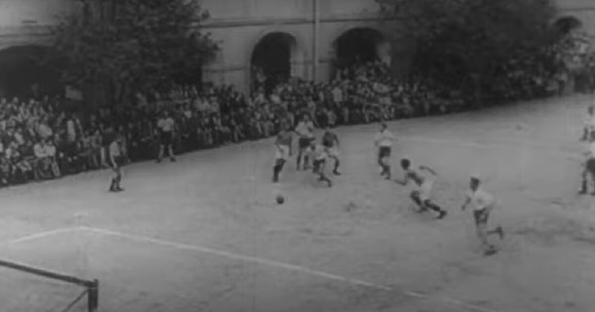 Únik před katastrofou. Fotbal se hrál i v místě, kde bys to vůbec nečekal*a