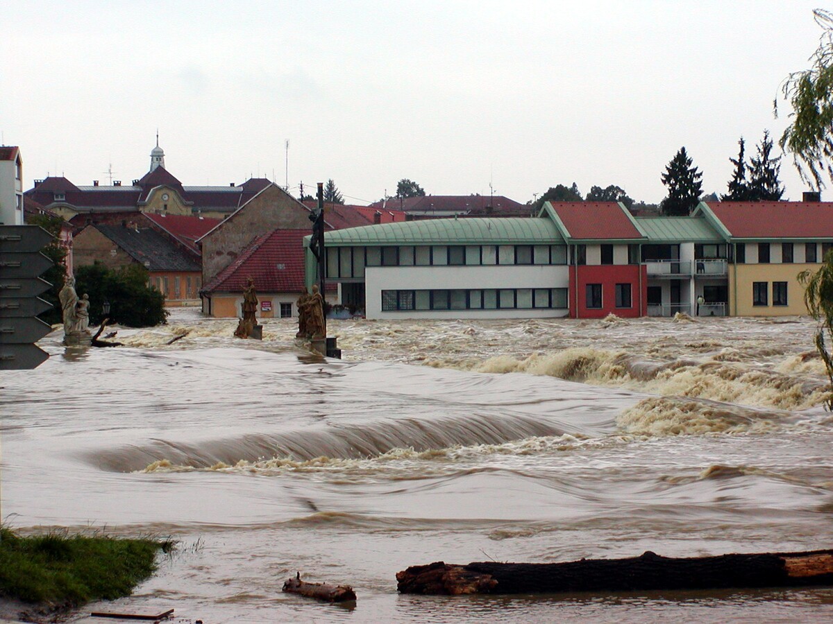 Most v Písku při povodních v roce 2002 zaplavila voda.