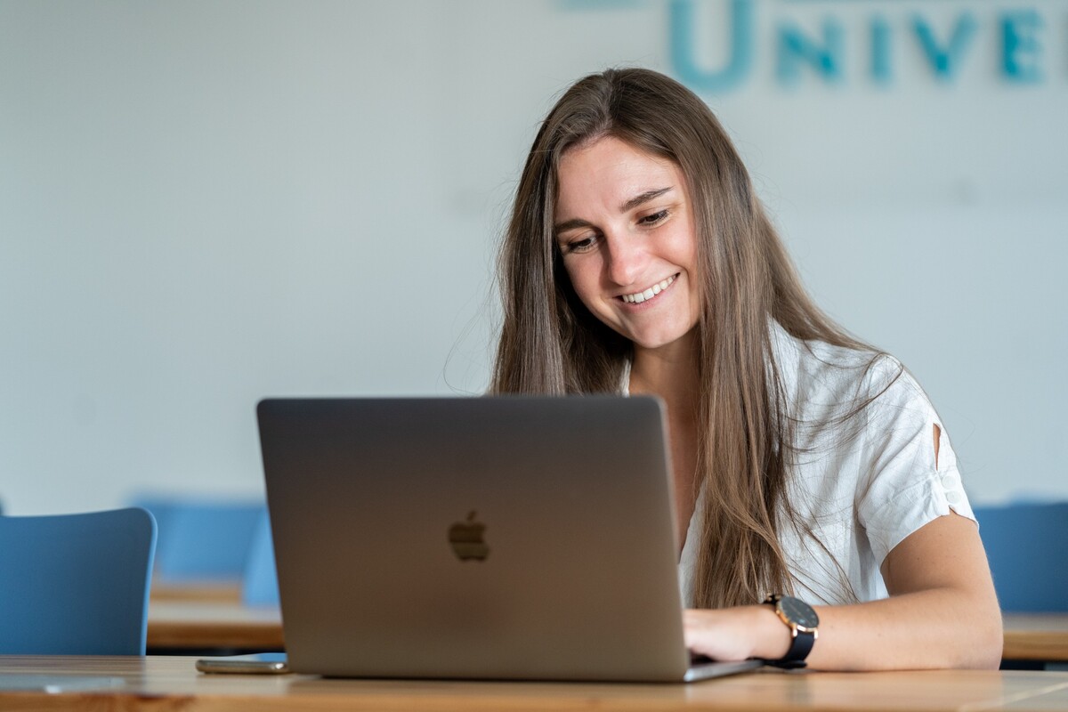 Unicorn Vysoká škola, student, práce na počítači