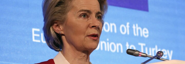 Pro Ursulu von der Leyen nepřipravili v Turecku židli, musela si sednout na gauč. Mohlo jít o cílený krok