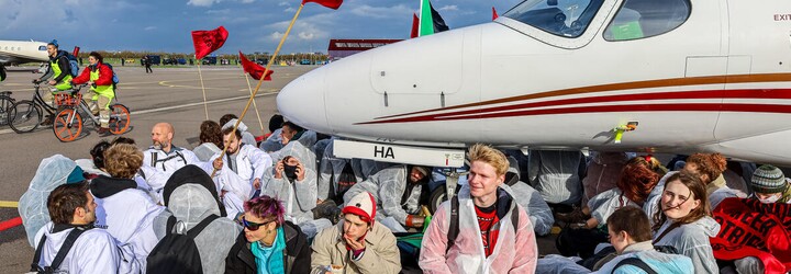 Stovky klimatických aktivistov zablokovali VIP terminál letiska v Amsterdame. Kritizujú lietanie súkromnými lietadlami