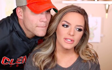 Beauty vloggerka nechala frajera nadabovať svoj makeup tutoriál. A výsledok naozaj stojí za to Beauty vloggerka nechala frajera nadabovať svoj makeup tutoriál. A výsledok naozaj stojí za to