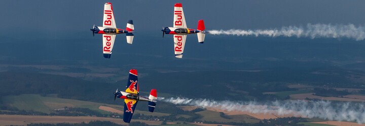 Zaleť si pre životný zážitok s Flying Bulls. Títo akrobati popierajú kaskadérskymi kúskami zákony gravitácie