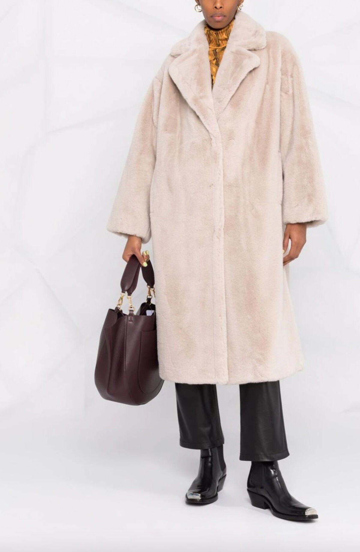 Luxusný biely kabát z nepravej kožušiny v midi dĺžke nájdeš aj v ponuke STAND STUDIO. Model na fotke môže byť tvoj za 422 eur.